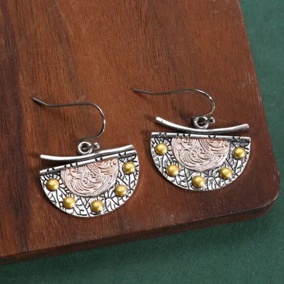 ✨🆕✨ BoHo Unique Fan Shaped Metal Earrings✨ - Picture 1 of 11